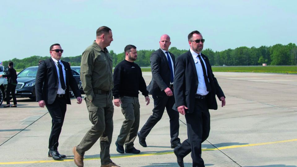 Der ukrainische Präsident Wolodymyr Selenskyj wird in Deutschland an einem Flughafen von Personenschützern begleitet.